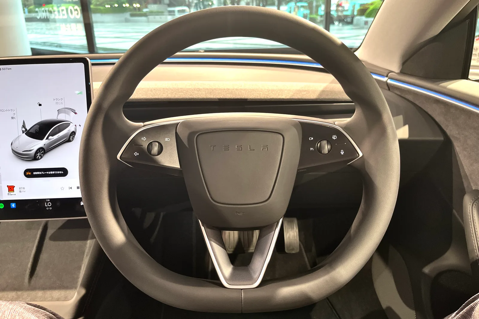 Rattet i en Tesla Model 3 Highland set fra førersædet, uden stilke, med den store skærm til venstre